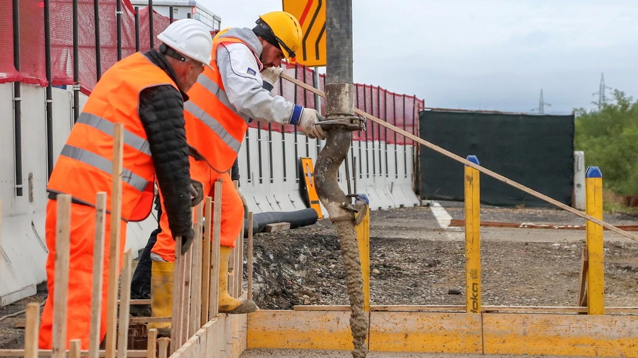 Operai al lavoro in autostrada Operai al lavoro in autostrada