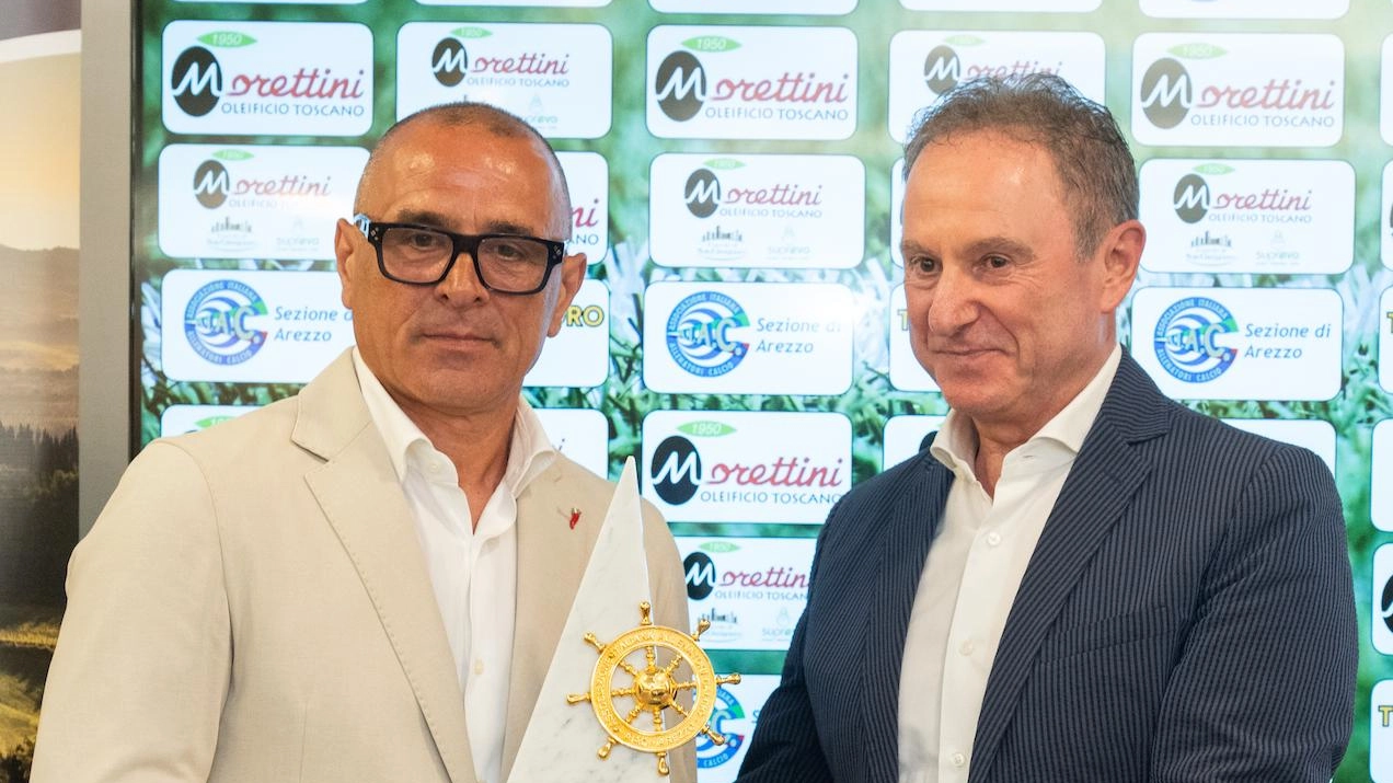 Consegnato l’ambito riconoscimento all’attuale ct della Slovacchia "Qui tanti amici allenatori, seguo ancora con affetto gli amaranto". Consegnato l’ambito riconoscimento all’attuale ct della Slovacchia "Qui tanti amici allenatori, seguo ancora con affetto gli amaranto".