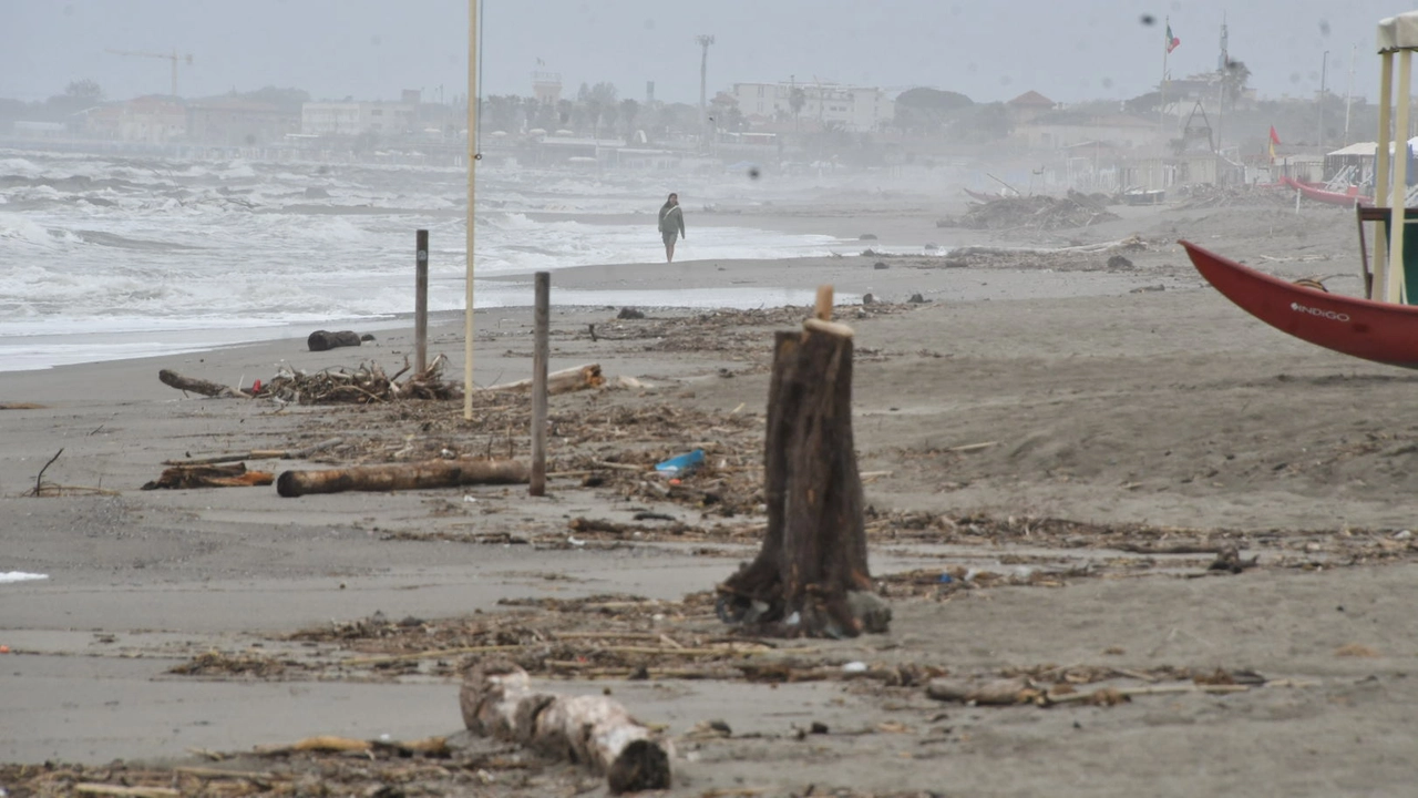 Le condizioni di alcune settimane fa della spiaggia dopo le mareggiate Le condizioni di alcune settimane fa della spiaggia dopo le mareggiate