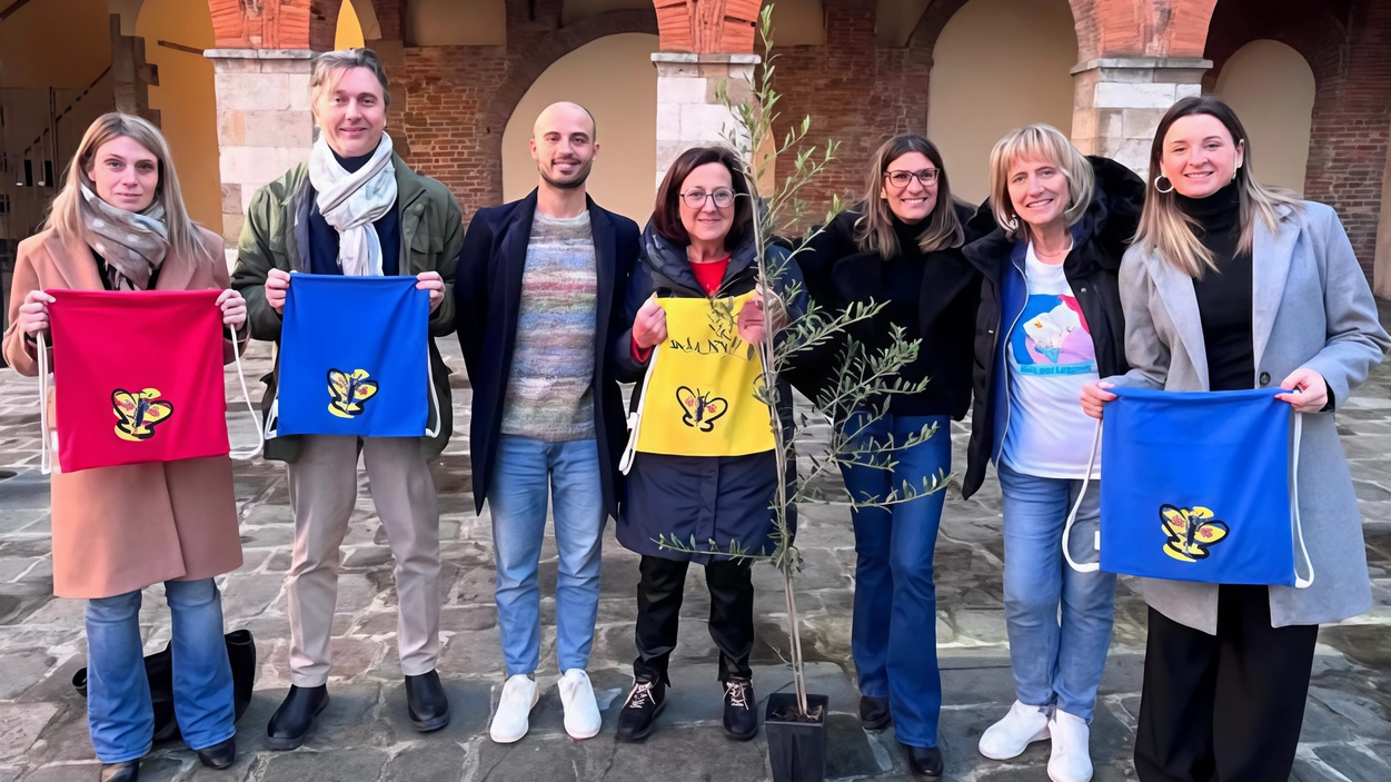 La consegna dei kit e dell’ulivo alle famiglie che hanno avuto un figlio nel 2024 La consegna dei kit e dell’ulivo alle famiglie che hanno avuto un figlio nel 2024