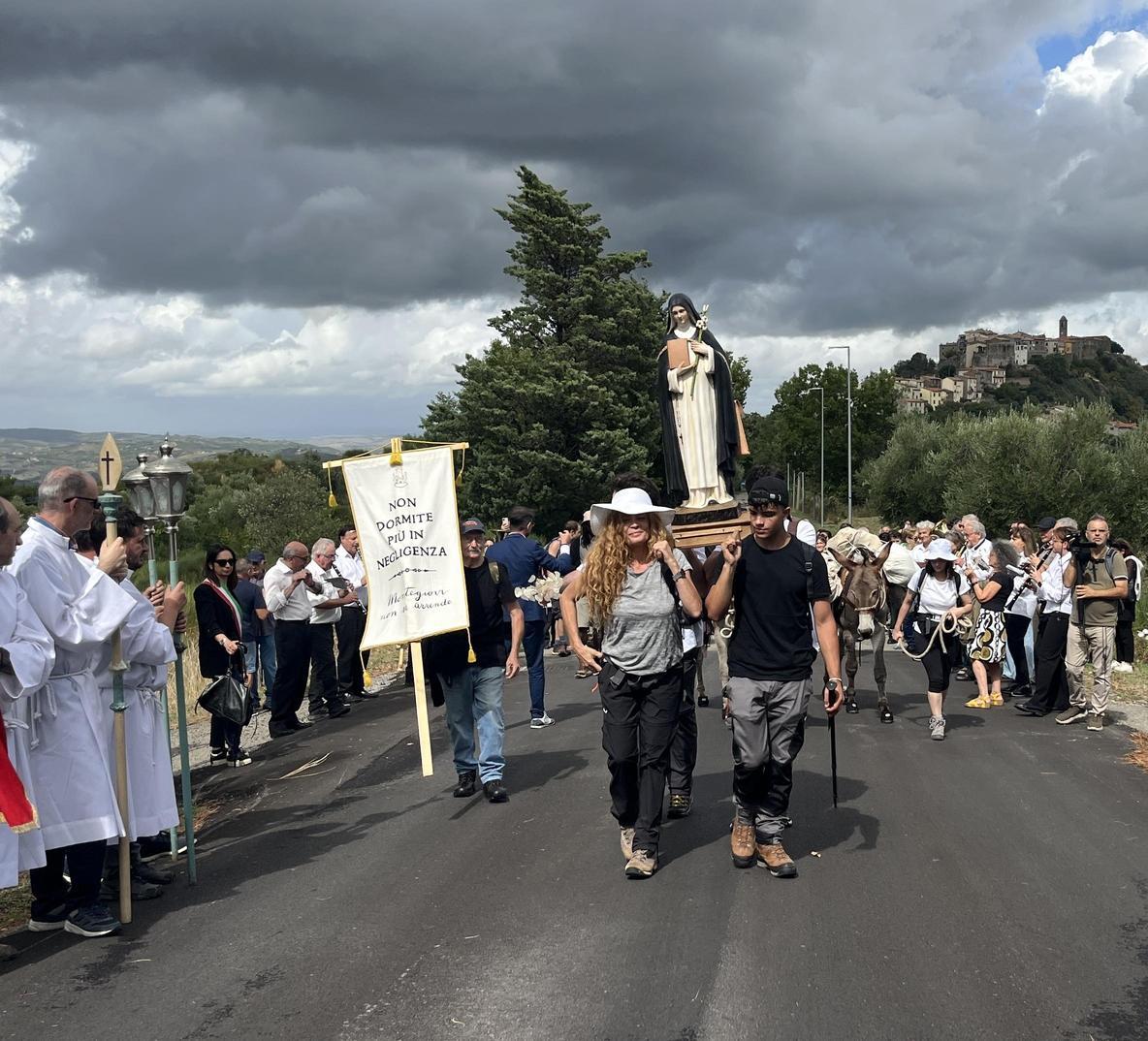 https://www.lanazione.it/image-service/view/acePublic/alias/contentid/OGVmZTQxODUtYzZmOS00/0/in-cammino-dal-papa-con-noi-la-voce-dei-piccoli.jpeg?f=1.90:1&w=1200