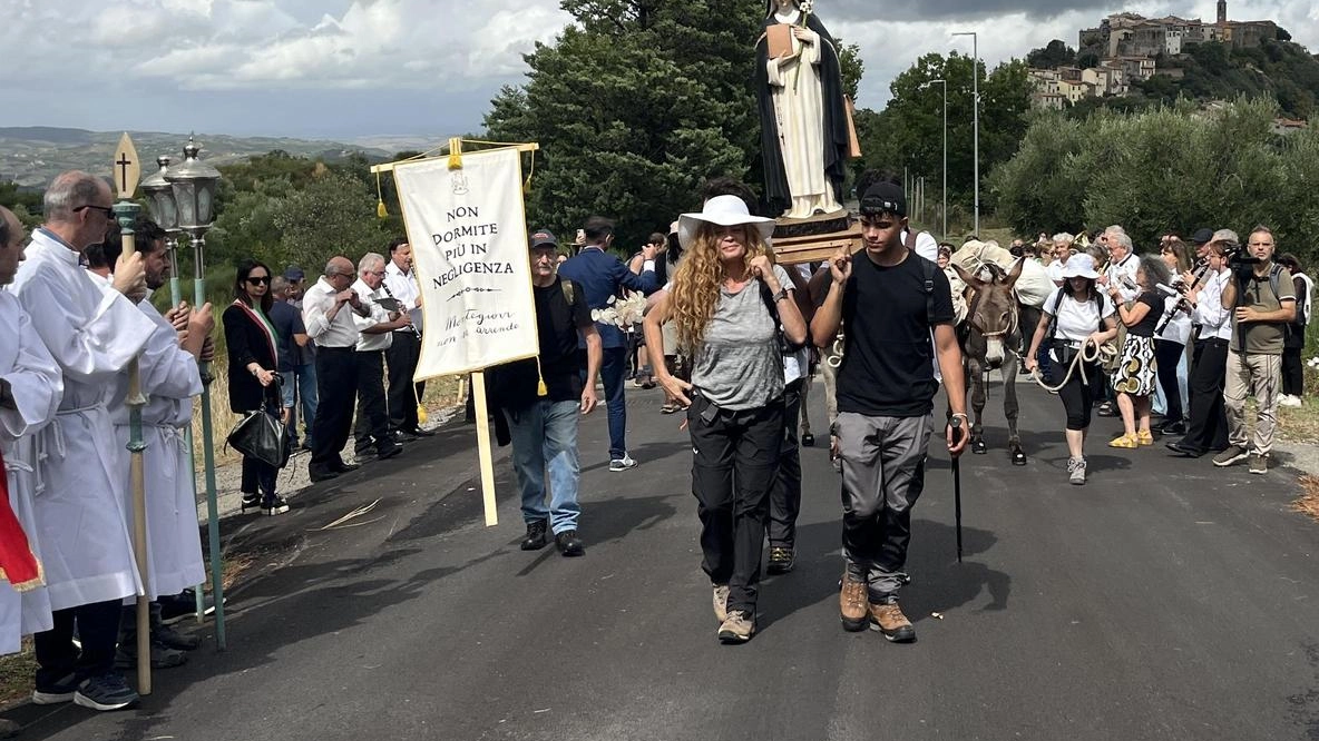 Ieri la partenza dei pellegrini che a piedi raggiungeranno Roma per un’udienza dal Papa per salvare Montegiovi Ieri la partenza dei pellegrini che a piedi raggiungeranno Roma per un’udienza dal Papa per salvare Montegiovi
