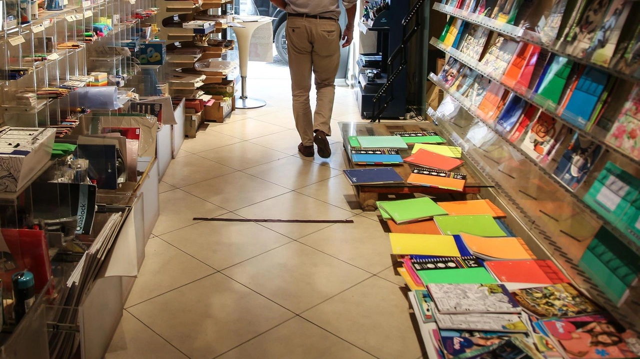Federconsumatori: "Stangata in arrivo. I costi per le prime, specialmente alle superiori, aumentano notevolmente". Intanto a piazza Coppoli apre il mercatino del riuso . Federconsumatori: "Stangata in arrivo. I costi per le prime, specialmente alle superiori, aumentano notevolmente". Intanto a piazza Coppoli apre il mercatino del riuso .