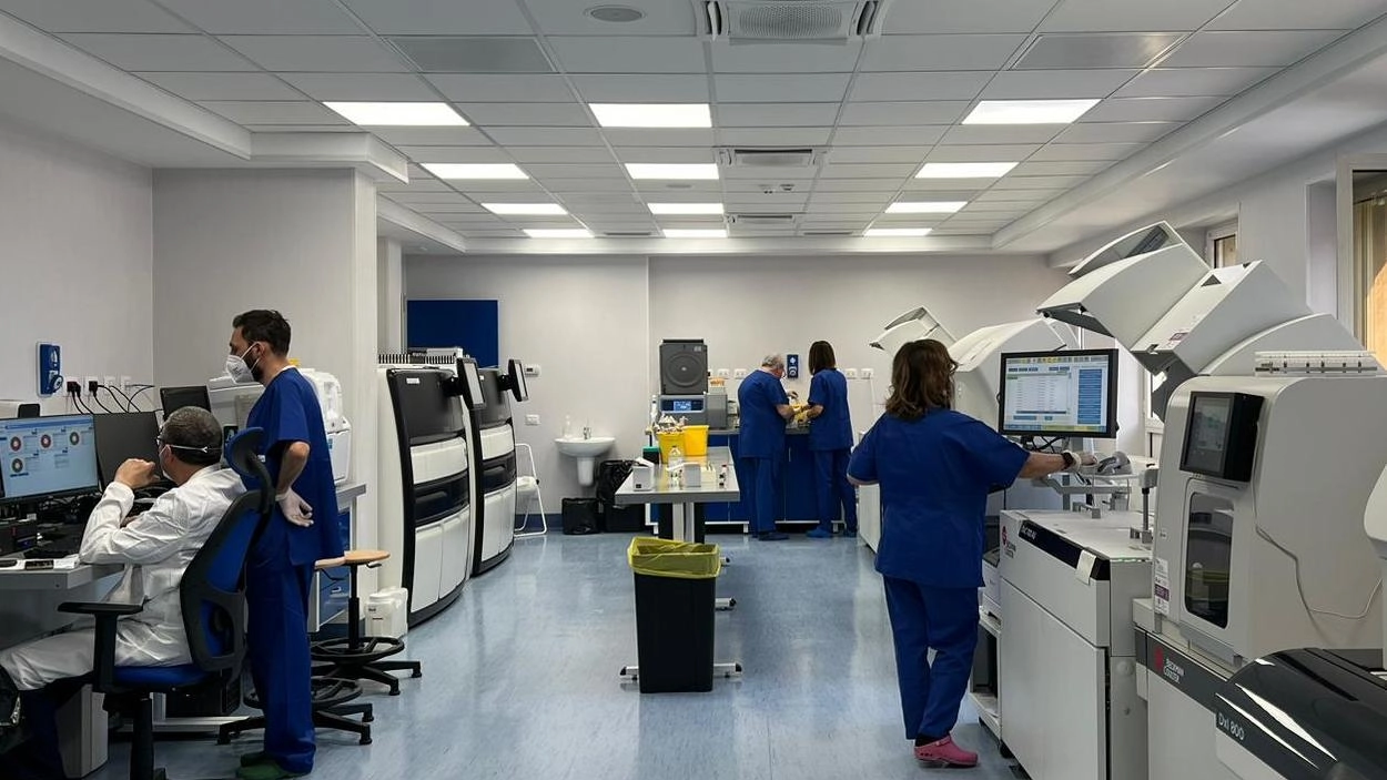 I medici possono sospettare la tubercolosi sulla base di sintomi come febbre, sudorazione notturna, dolore toracico e difficoltà respiratorie I medici possono sospettare la tubercolosi sulla base di sintomi come febbre, sudorazione notturna, dolore toracico e difficoltà respiratorie
