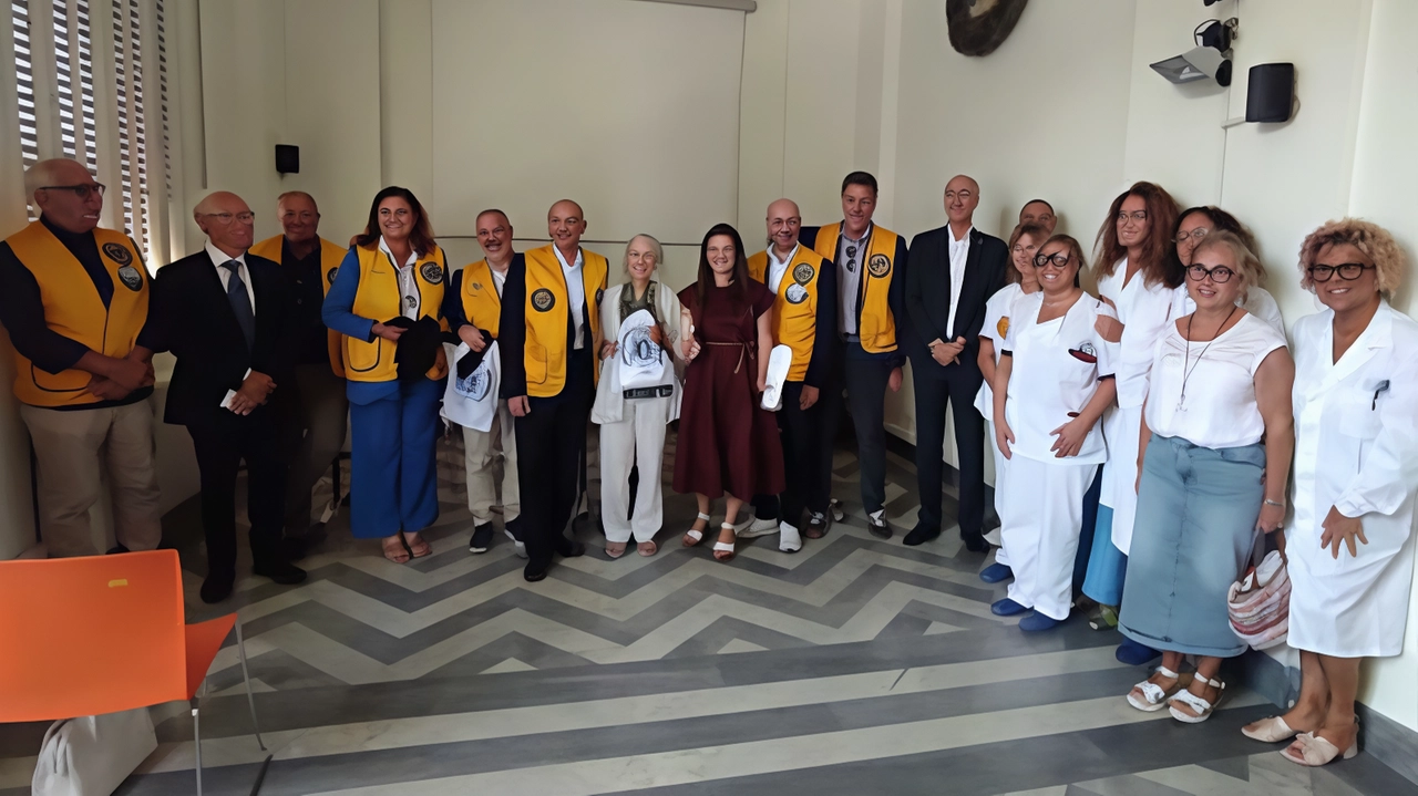 Contengono accessori utili e di conforto per le persone appena uscite dai forti traumi. Il Distretto 108 LA ha donato il corredo che sarà presto distribuito al pronto soccorso del San Luca. Contengono accessori utili e di conforto per le persone appena uscite dai forti traumi. Il Distretto 108 LA ha donato il corredo che sarà presto distribuito al pronto soccorso del San Luca.