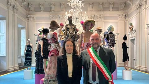 Il sindaco di Fabbriche di Vergemoli, Michele Giannini, con la console Giapponese Il sindaco di Fabbriche di Vergemoli, Michele Giannini, con la console Giapponese