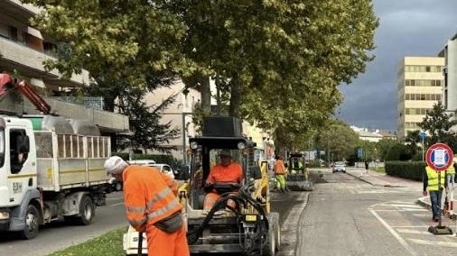 Operai e mezzi al lavoro per la riasfaltature di alcune strade e tappare le buche Operai e mezzi al lavoro per la riasfaltature di alcune strade e tappare le buche