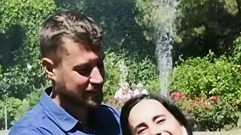 A Pietrasanta, Francesca Lazzeri affronta la perdita del compagno con coraggio e amore, dando alla luce la loro figlia e mantenendo viva la memoria di Federico. A Pietrasanta, Francesca Lazzeri affronta la perdita del compagno con coraggio e amore, dando alla luce la loro figlia e mantenendo viva la memoria di Federico.