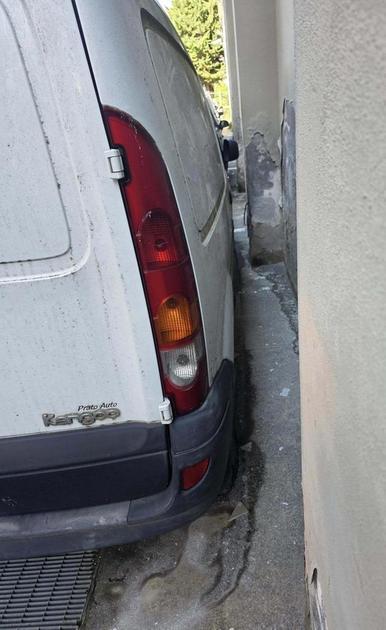 "Auto abbandonate negli spazi dei parcheggi" "Auto abbandonate negli spazi dei parcheggi"