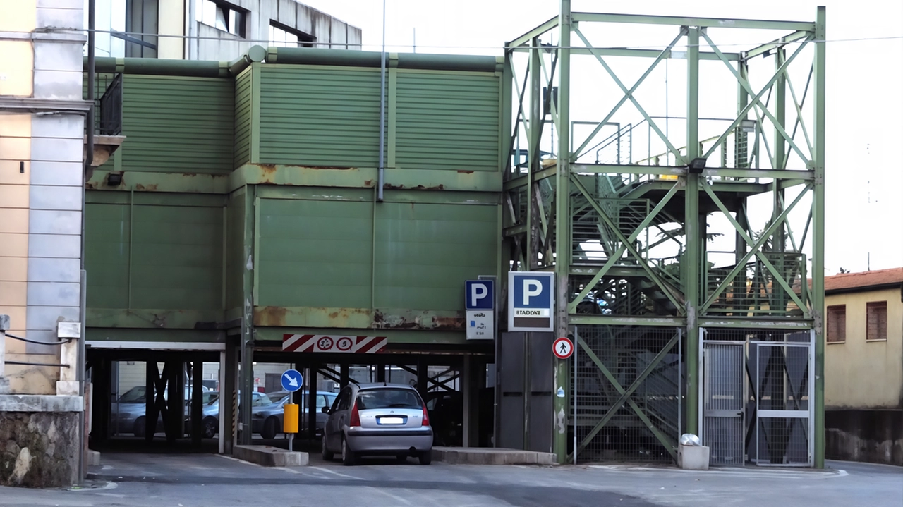 Il parcheggio multipiano della stazione di Poggibonsi nel mirino dei vandali