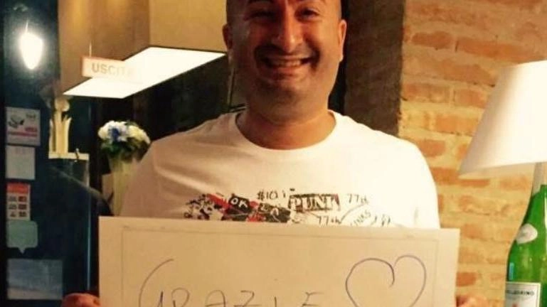 Un fiume di lacrime. In tantissimi si stanno stringendo alla famiglia Surace per la morte di Rosario, 47 anni, titolare... Un fiume di lacrime. In tantissimi si stanno stringendo alla famiglia Surace per la morte di Rosario, 47 anni, titolare...