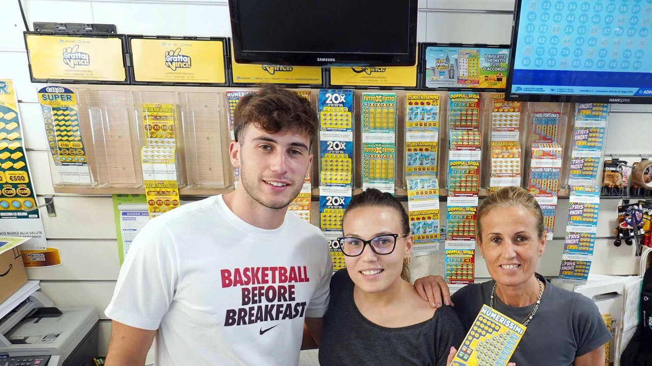 La titolare del bar ricevitoria “Da Beppe“ a Castelnuovo Garfagnana Natascia Venturi Bonaldi, che gestisce l’attività insieme ai figli Sofia e Jacopo La titolare del bar ricevitoria “Da Beppe“ a Castelnuovo Garfagnana Natascia Venturi Bonaldi, che gestisce l’attività insieme ai figli Sofia e Jacopo