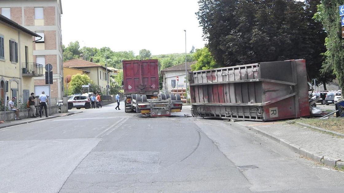 Staggia: la grande paura. Camion sbanda e si ribalta ma per fortuna senza feriti Staggia: la grande paura. Camion sbanda e si ribalta ma per fortuna senza feriti