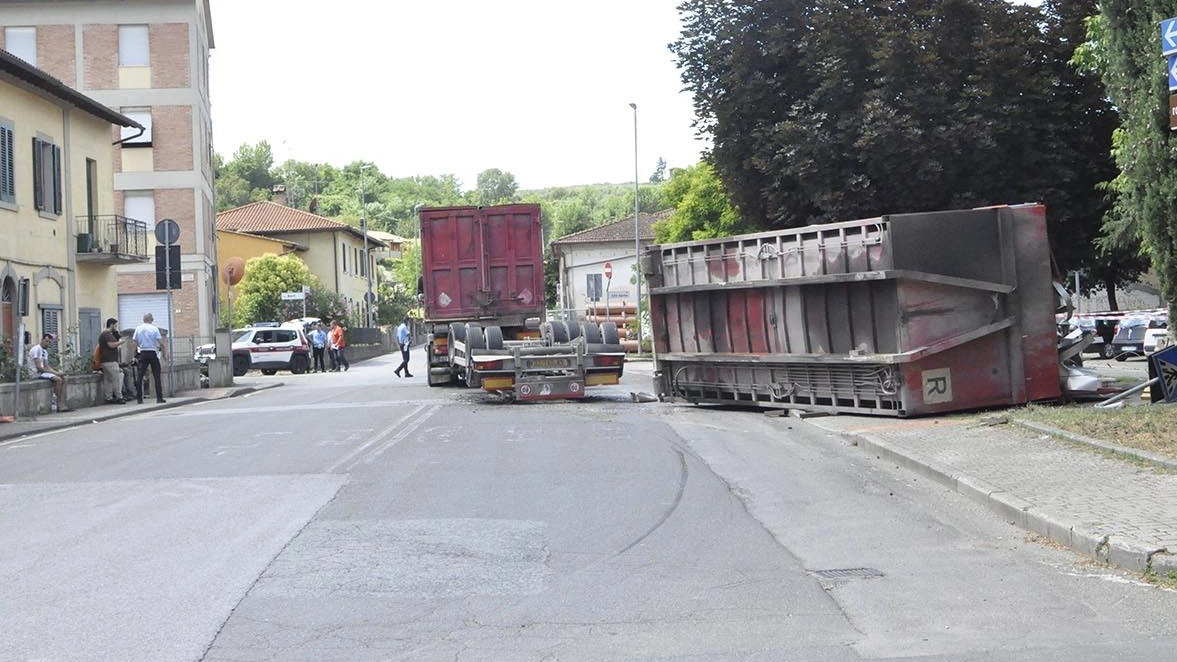 A Staggia Senese è stata sfiorata la tragedia con il container trasportato da un camion che si è ribaltato in via della Pace A Staggia Senese è stata sfiorata la tragedia con il container trasportato da un camion che si è ribaltato in via della Pace