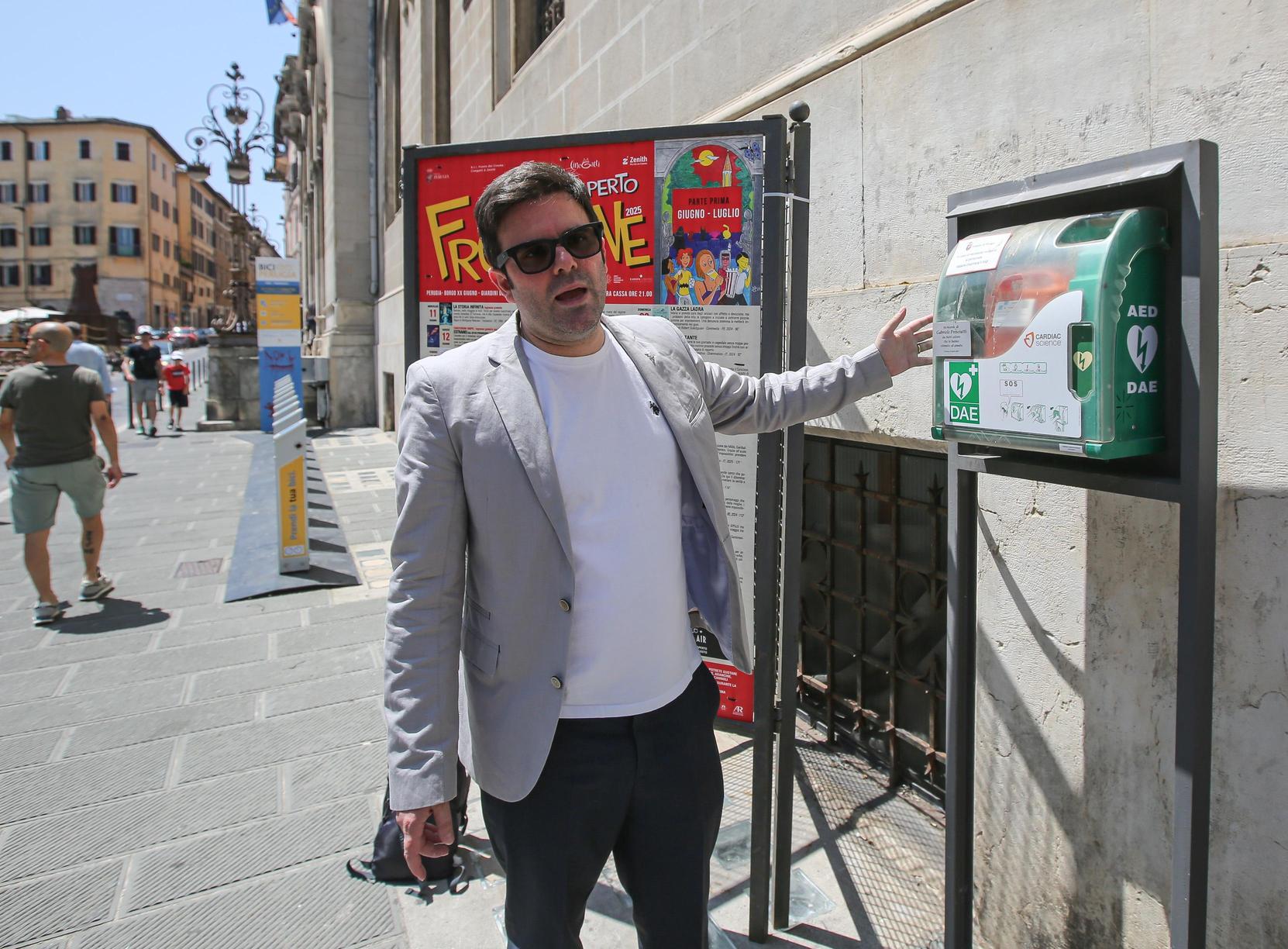 "Ecco come funziona il defibrillatore". Simulazione col consigliere infermiere: "Pochi minuti per salvare una vita" "Ecco come funziona il defibrillatore". Simulazione col consigliere infermiere: "Pochi minuti per salvare una vita"