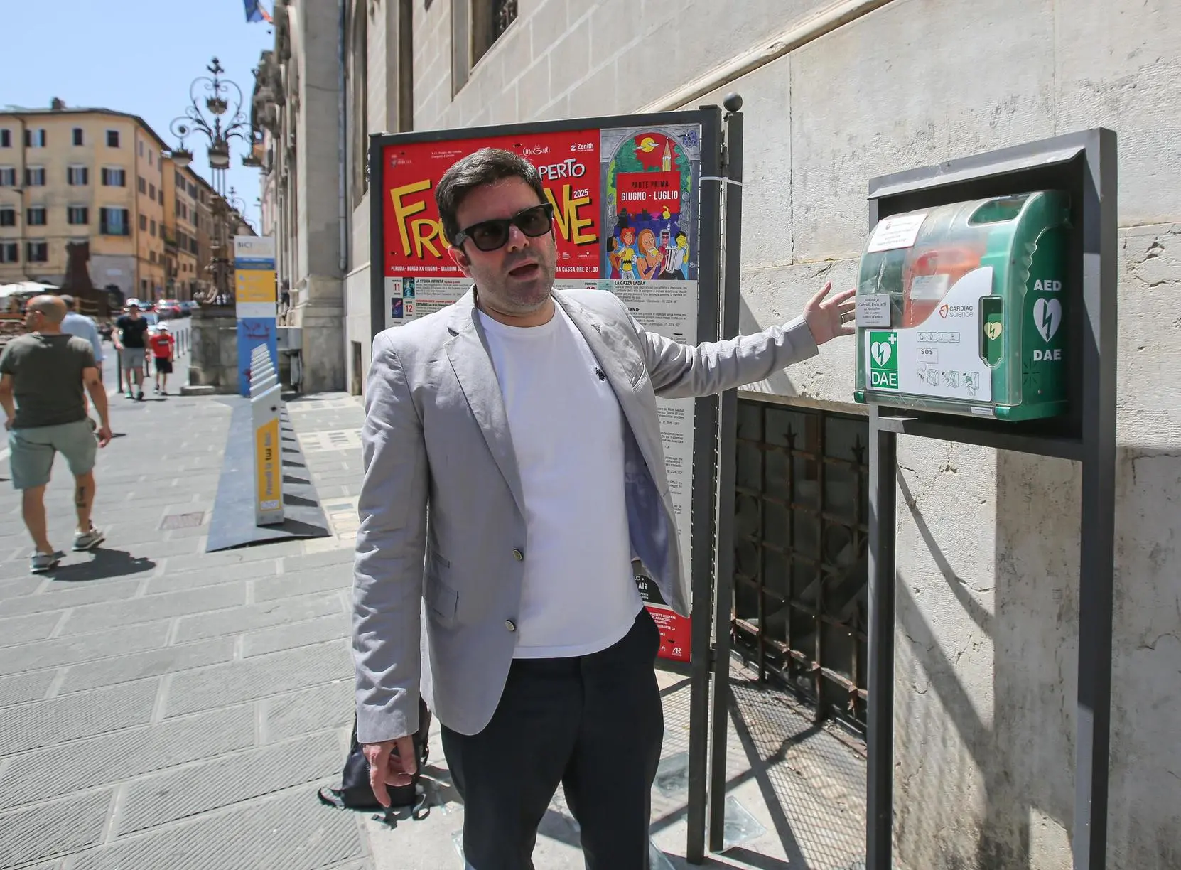 "Ecco come funziona il defibrillatore". Simulazione col consigliere-infermiere: "Pochi minuti per salvare una vita"