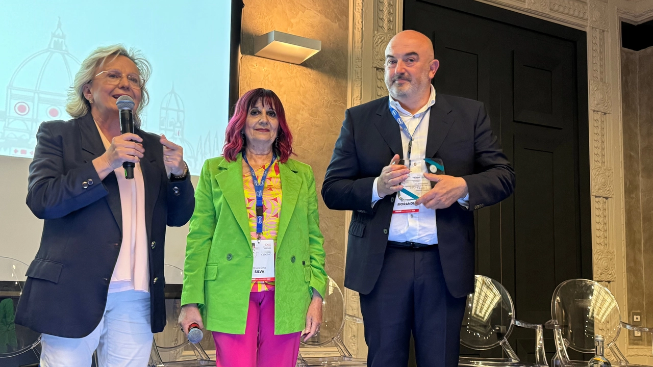 Luisa Fioretto, presidente Cipomo e direttrice Dipartimento Oncologico Asl Centro, Rosa Rita Silva, direttrice Oncologia Medica Ospedale Profili Fabriano, Michele Morandi (Calcit) Luisa Fioretto, presidente Cipomo e direttrice Dipartimento Oncologico Asl Centro, Rosa Rita Silva, direttrice Oncologia Medica Ospedale Profili Fabriano, Michele Morandi (Calcit)