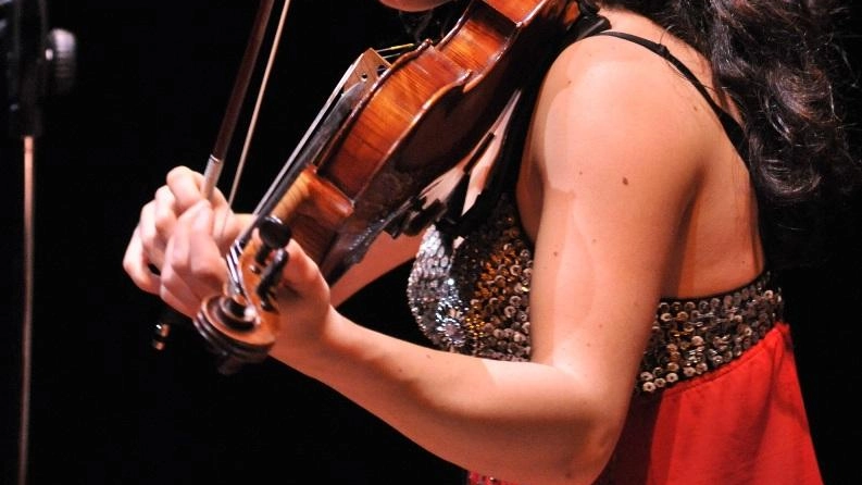 Domani sera davanti alla chiesa uno spettacolo musicale per ridere e ballare Domani sera davanti alla chiesa uno spettacolo musicale per ridere e ballare