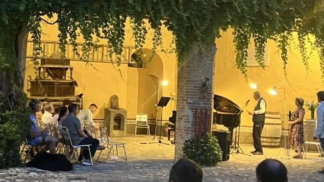 Il Castello Guicciardini di Poppiano torna ad aprire le proprie porte per l’ultimo appuntamento della rassegna musicale "Calici di note".... Il Castello Guicciardini di Poppiano torna ad aprire le proprie porte per l’ultimo appuntamento della rassegna musicale "Calici di note"....