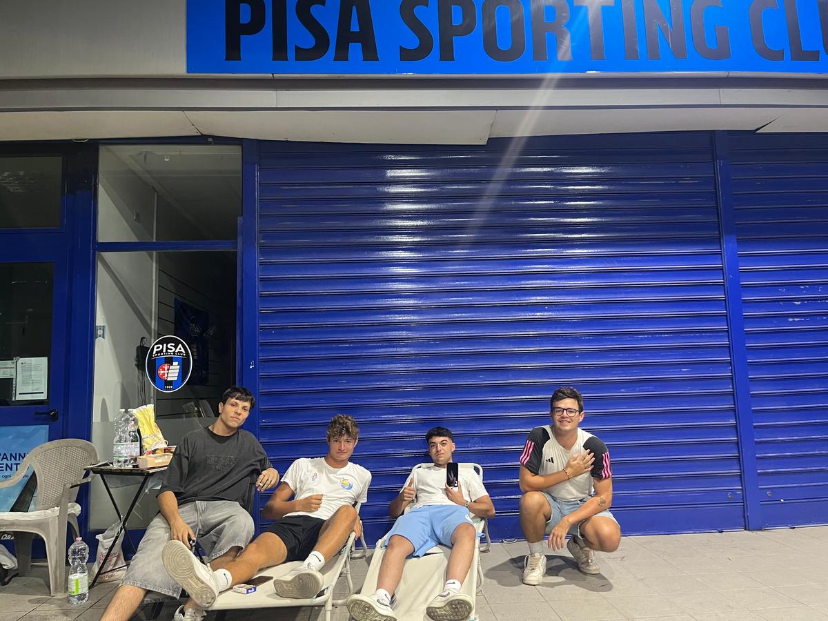 febbre pisa giovani in fila per due giorni nella speranza dell8217abbonamento