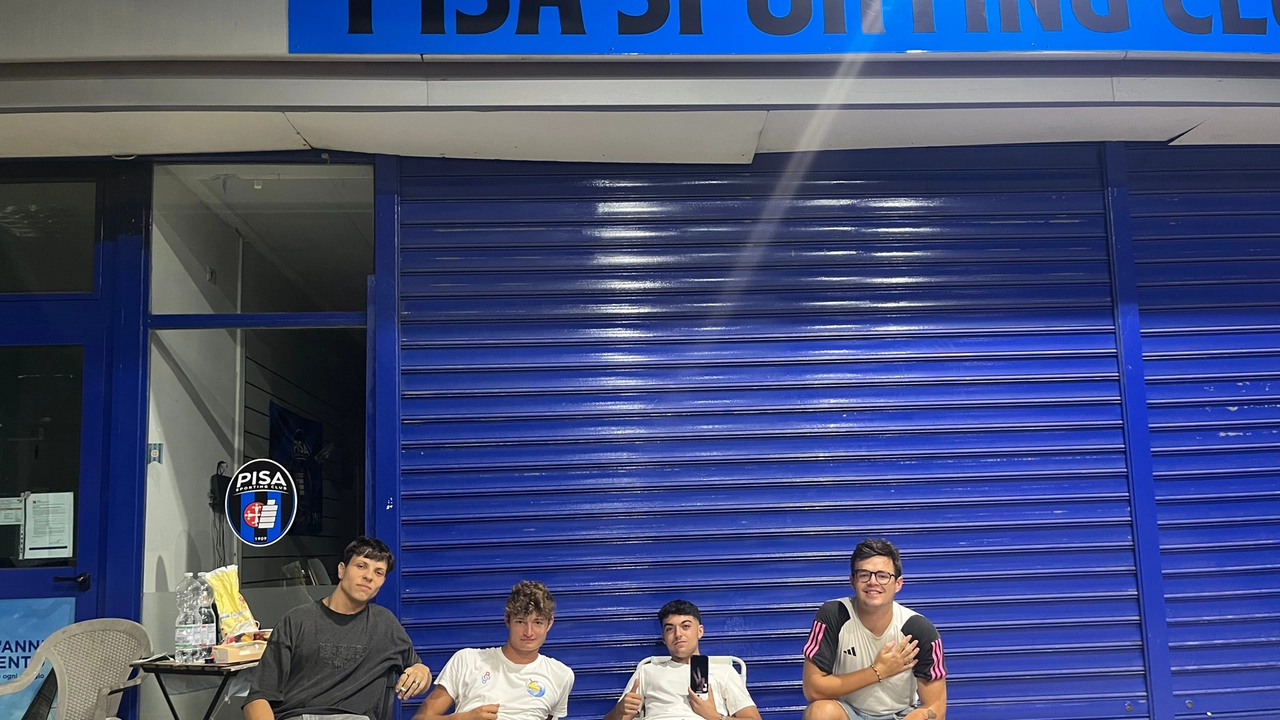 Orlando, Paolo, Giulio ed Emanuele: parte del gruppo accampato al Pisa Store