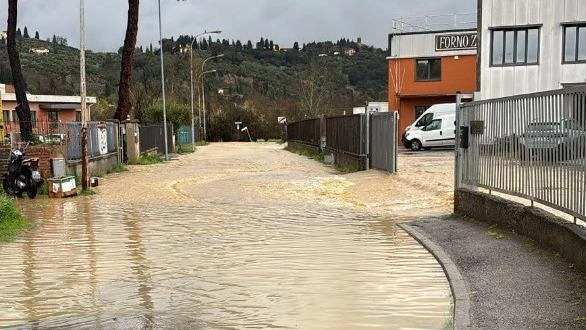 L’area di via Guido Rossa è stata allagata, con acqua entrata in alcune aziende