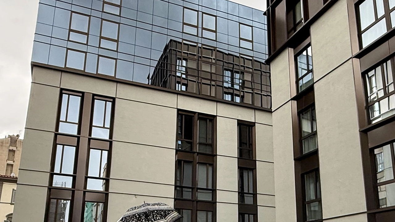 Il cubo costruito accanto all’ex Comunale continua a far discutere la città che lo ritiene uno sfregio Il cubo costruito accanto all’ex Comunale continua a far discutere la città che lo ritiene uno sfregio