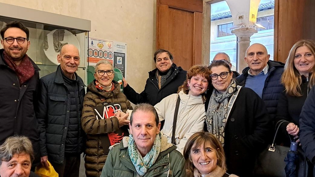La rete dei defibrillatori installati sul territorio comunale cresce ancora grazie al dispositivo inaugurato al Sant’Agostino e donato dall’associazione "Uniti... La rete dei defibrillatori installati sul territorio comunale cresce ancora grazie al dispositivo inaugurato al Sant’Agostino e donato dall’associazione "Uniti...