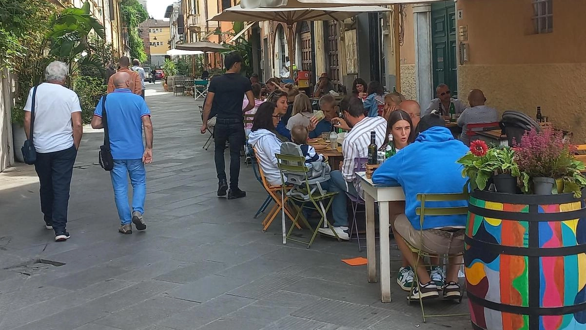 Clienti all’esterno di uno dei tanti ristoranti di cui pullulano le stradine e le piazze del centro storico di Pietrasanta Clienti all’esterno di uno dei tanti ristoranti di cui pullulano le stradine e le piazze del centro storico di Pietrasanta