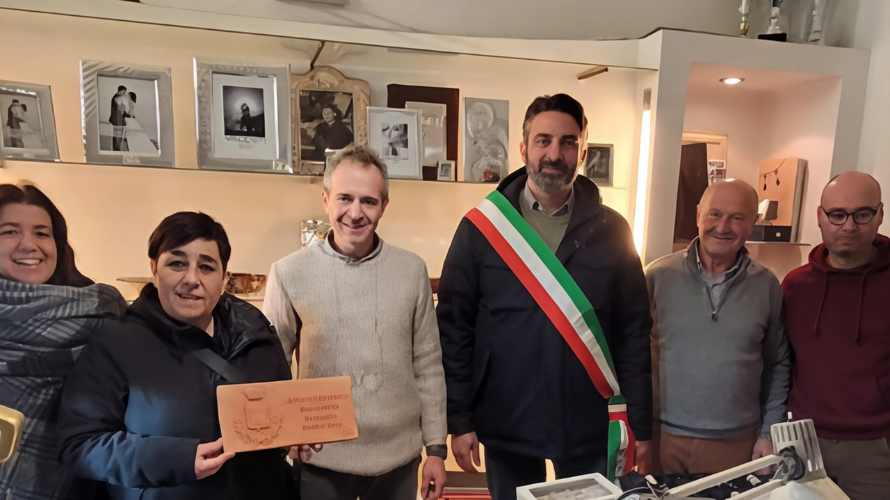 Il Comune omaggia le imprese attive da 40 anni in paese con una targa in terracotta . Il Comune omaggia le imprese attive da 40 anni in paese con una targa in terracotta .