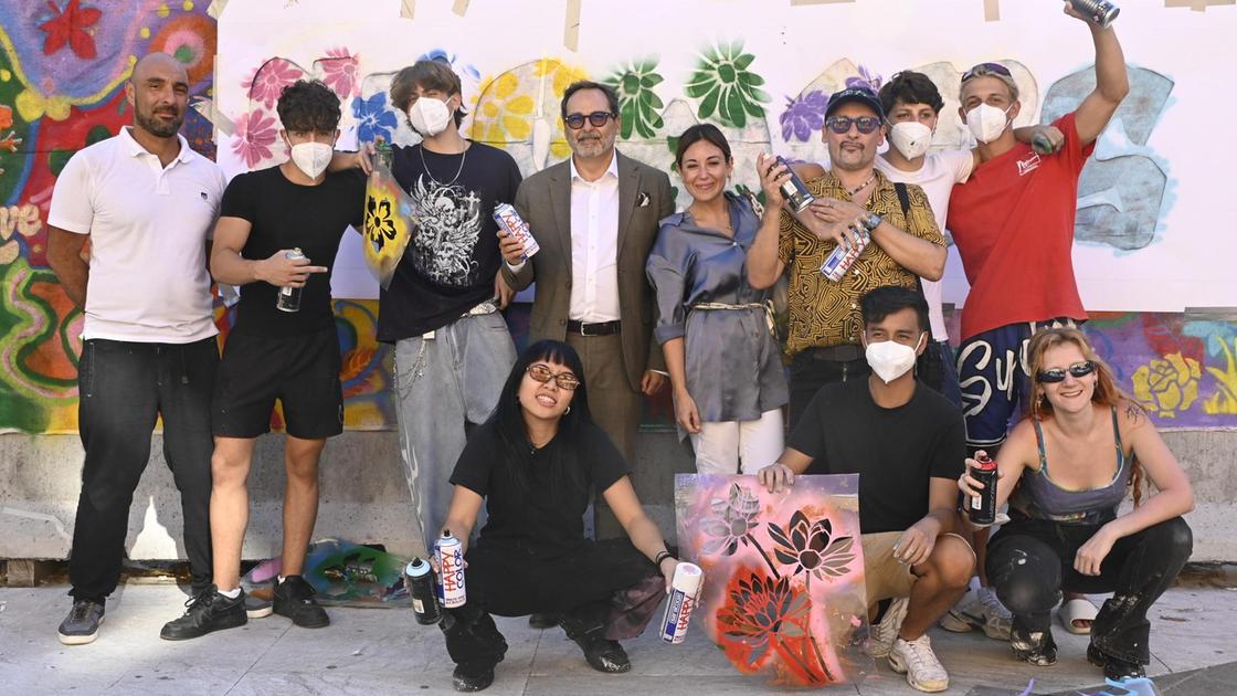 Sbocciano i fiori in piazza Mercurio. Maxi opera di street art per il rilancio: "La comunità è parte del progetto" Sbocciano i fiori in piazza Mercurio. Maxi opera di street art per il rilancio: "La comunità è parte del progetto"