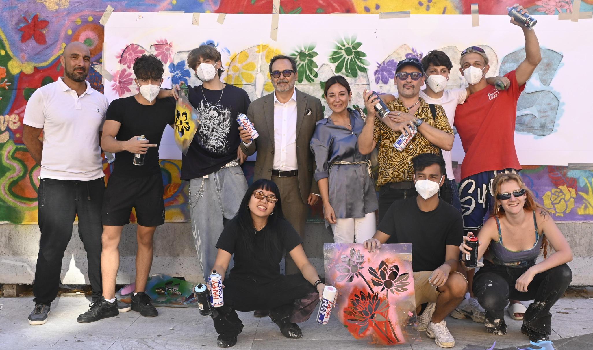 Sbocciano i fiori in piazza Mercurio. Maxi opera di street art per il rilancio: "La comunità è parte del progetto"
