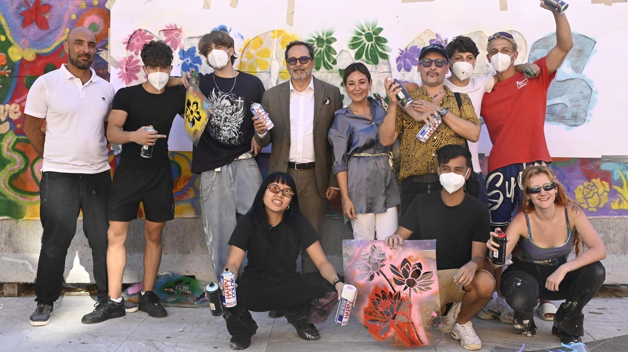 Gli artisti all’opera e al centro del gruppo il sindaco Francesco Persiani (Foto Paola Nizza) Gli artisti all’opera e al centro del gruppo il sindaco Francesco Persiani (Foto Paola Nizza)