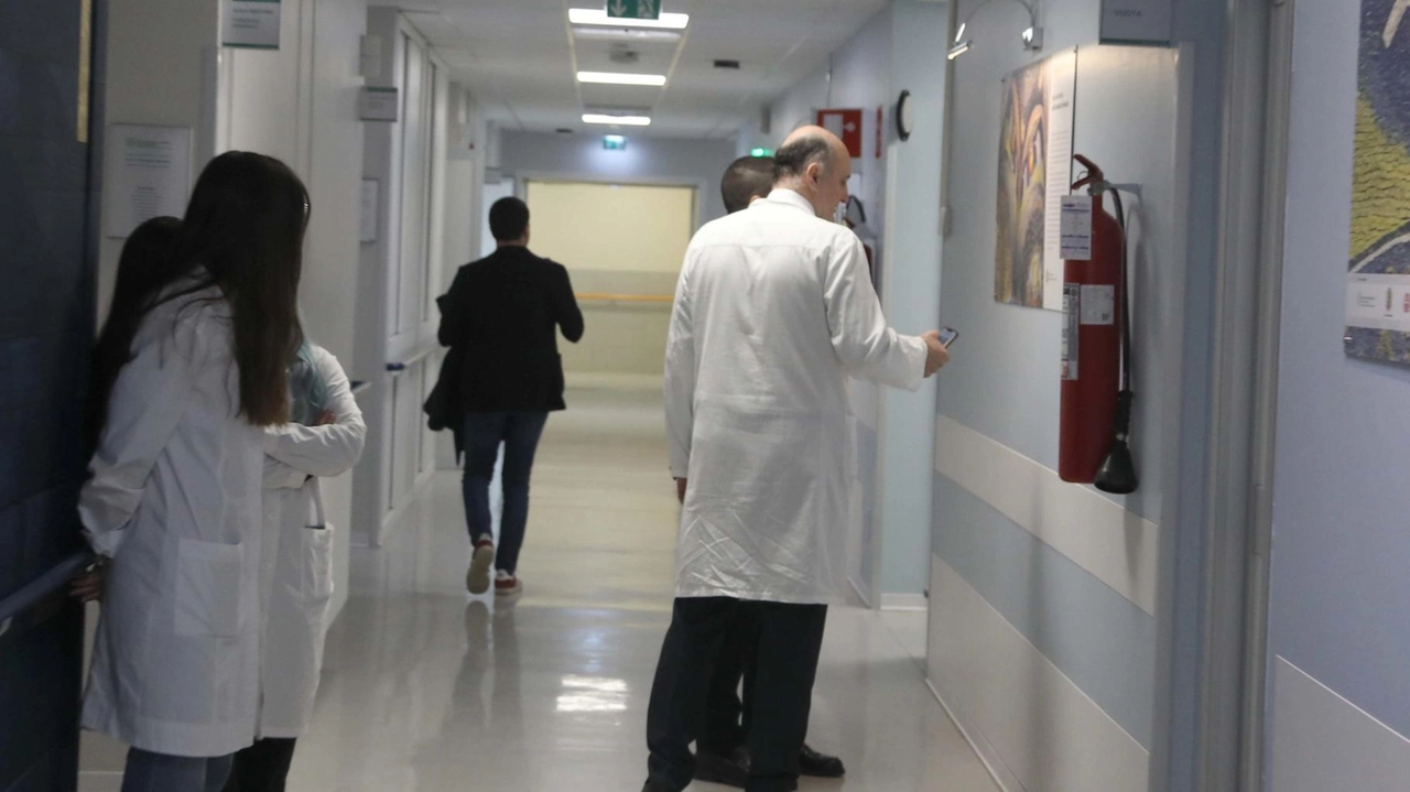 Rimandato a casa, dice la moglie, con un’infezione in corso: la corsa in auto per salvarlo a Ponte a Niccheri "Pronta a denunciare ma per principio". Lui è ancora ricoverato. Il direttore generale parlerà con i medici. Rimandato a casa, dice la moglie, con un’infezione in corso: la corsa in auto per salvarlo a Ponte a Niccheri "Pronta a denunciare ma per principio". Lui è ancora ricoverato. Il direttore generale parlerà con i medici.