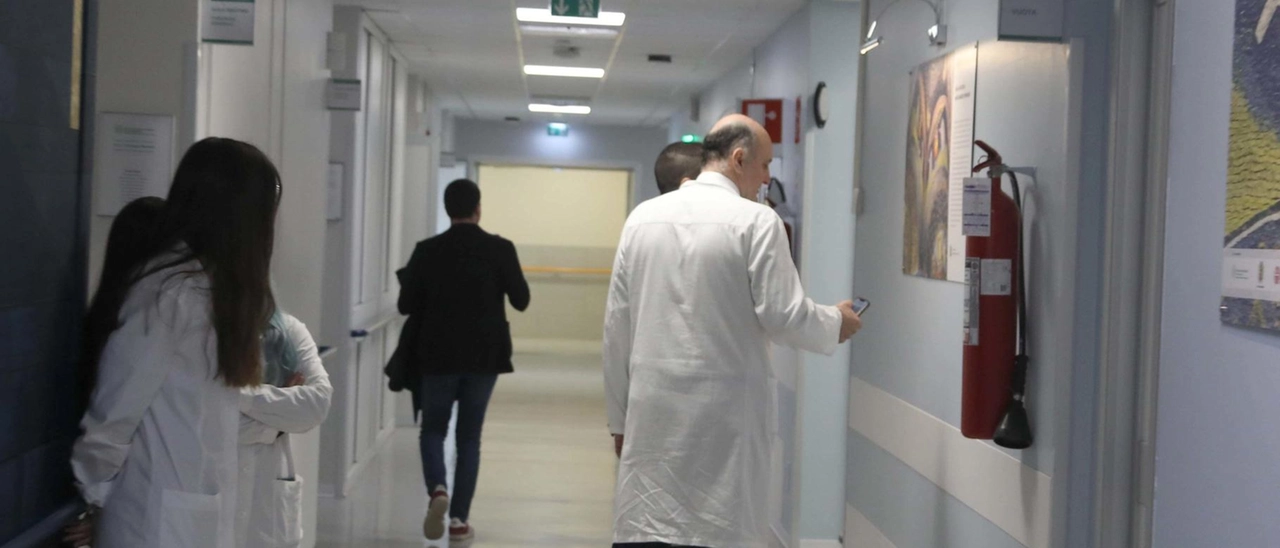 "Soldi? No, chiedo solo le scuse". Dimesso presto, la moglie rilancia. E la Asl apre un’indagine interna