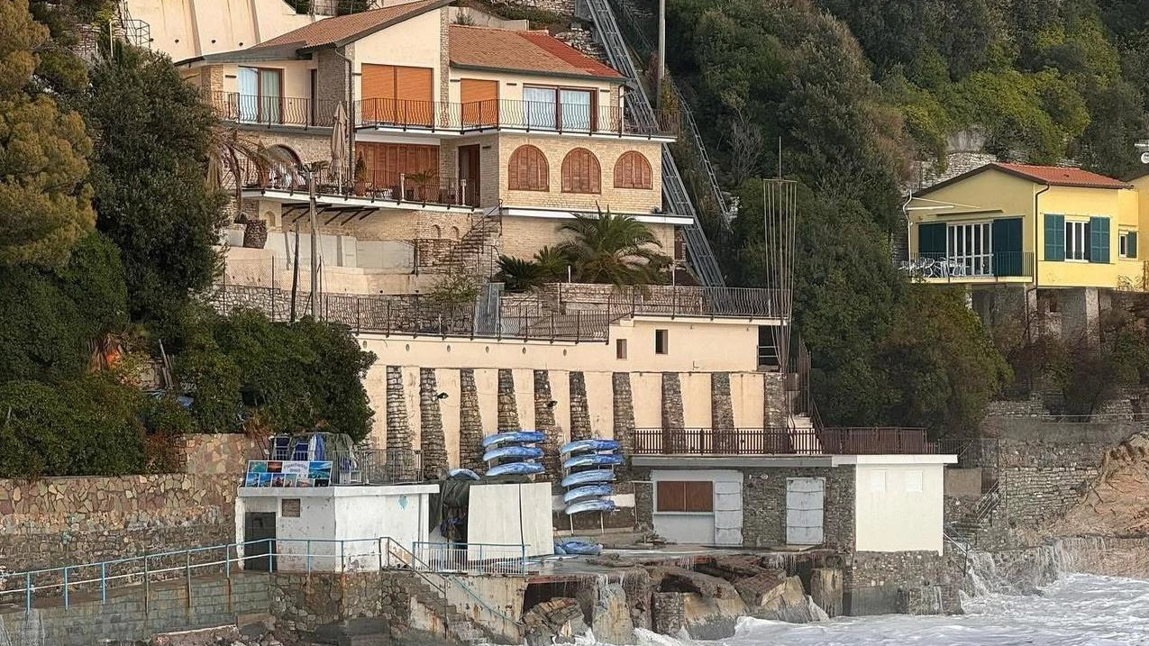 Le strutture della spiaggia Fiascherino Beach danneggiate dalla mareggiata del dicembre 2023