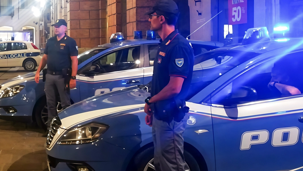 Operazione della polizia durante il controllo del territorio (Foto Archivio) Operazione della polizia durante il controllo del territorio (Foto Archivio)