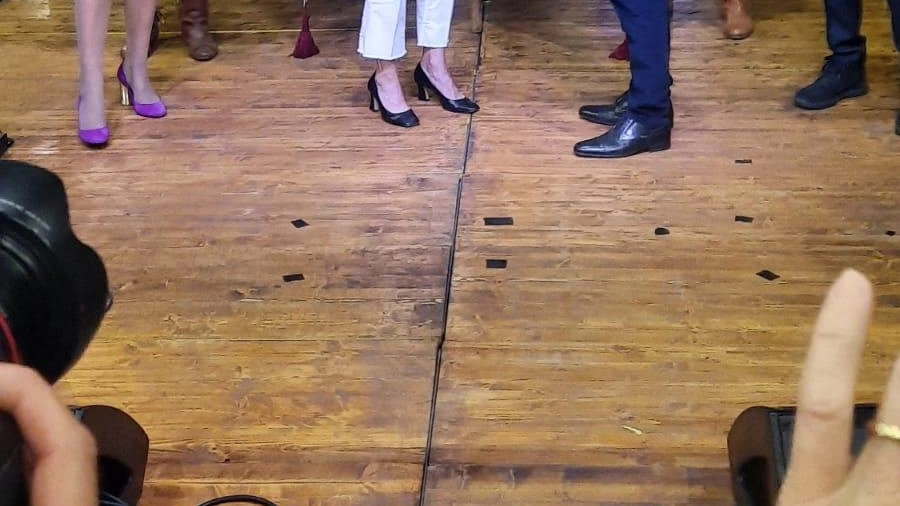 Il momento della consegna del premio al maestro Enrico Savelli Il momento della consegna del premio al maestro Enrico Savelli