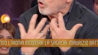 Il comico romano Maurizio Battista critica l'italiano medio che ignora le bellezze locali come il crocifisso di Cimabue ad Arezzo.