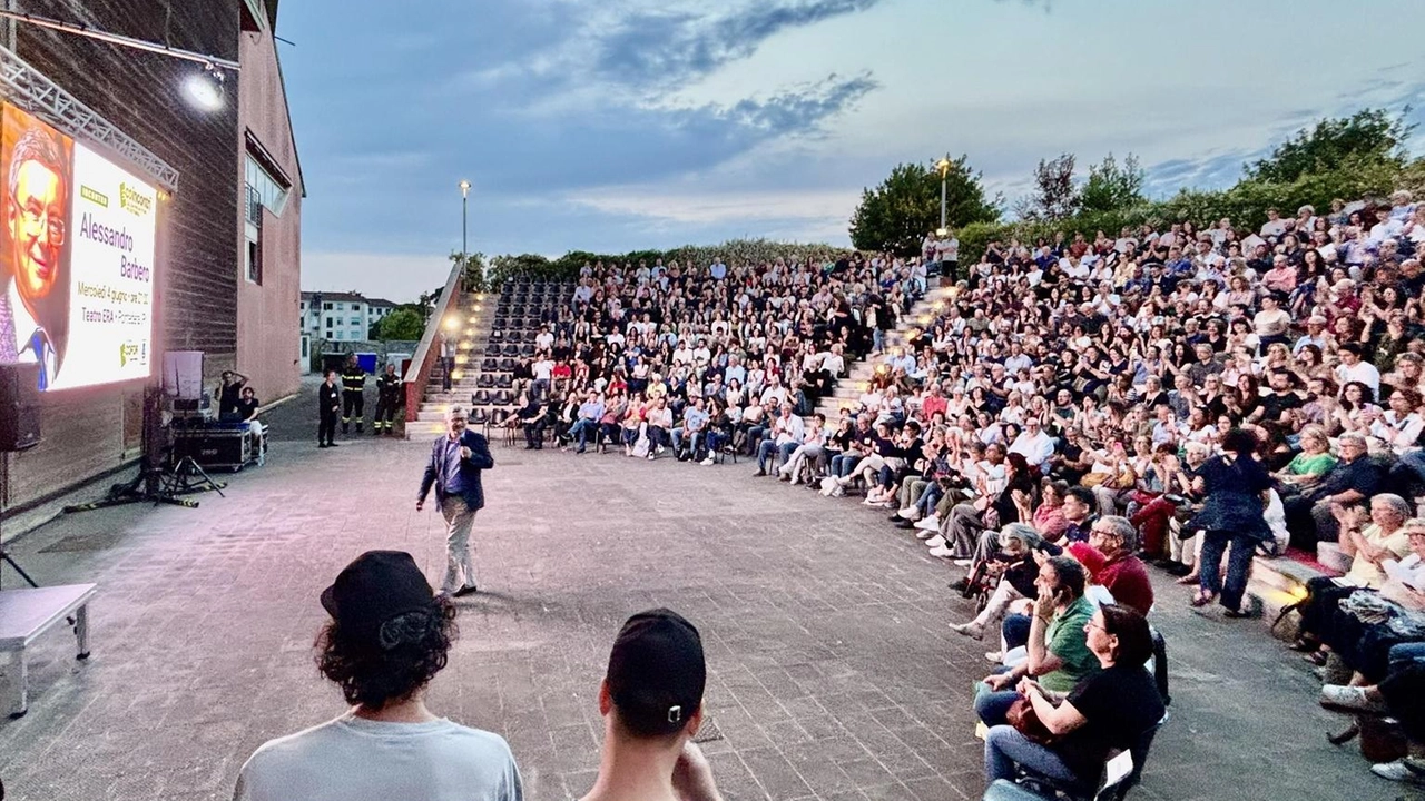 Lo scrittore e storico si è anche affacciato sul palco esterno del teatro Era. Da anni il tentativo di una struttura che è stata utilizzata poche volte. .