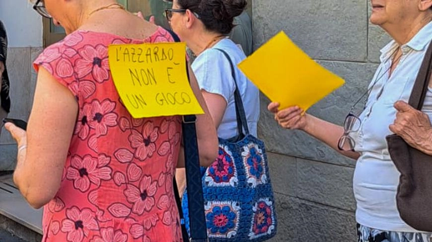 Ha fatto tappa anche a Sesto, nei giorni scorsi, la mobilitazione nazionale Slot Mob contro il gioco d’azzardo. In particolare... Ha fatto tappa anche a Sesto, nei giorni scorsi, la mobilitazione nazionale Slot Mob contro il gioco d’azzardo. In particolare...