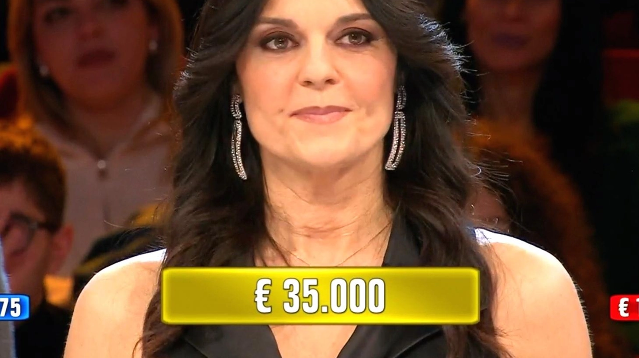 ACQUASPARTA Ilaria, professione commerciante, ad Affari Tuoi di Stefano De Martino accetta l’offerta del ‘dottore’ e... ACQUASPARTA Ilaria, professione commerciante, ad Affari Tuoi di Stefano De Martino accetta l’offerta del ‘dottore’ e...