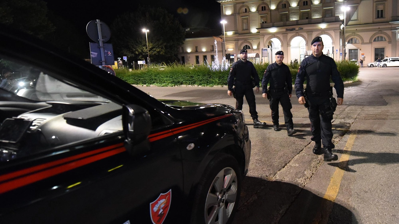 Controlli dei carabinieri alla stazione di Perugia Controlli dei carabinieri alla stazione di Perugia