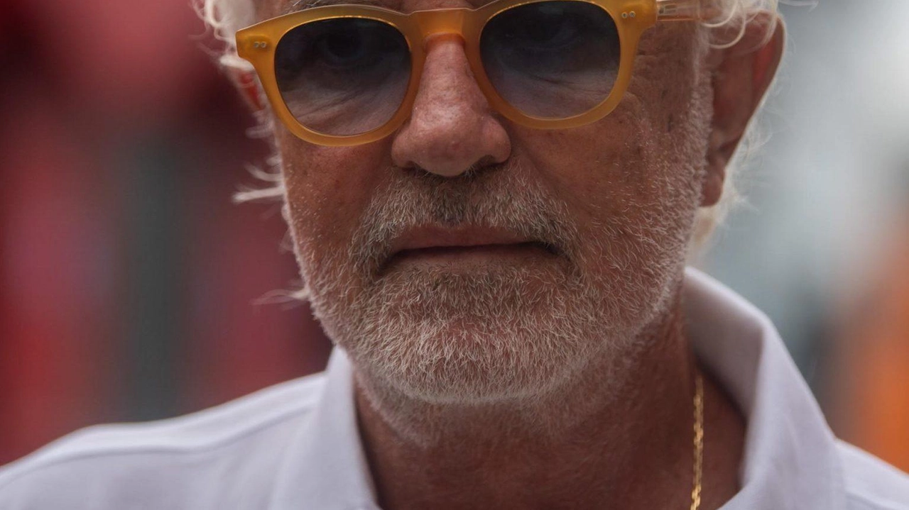 Flavio Briatore rileva dagli altri soci del Twiga le quote e sale al 100% per cedere l’intero pacchetto a... Flavio Briatore rileva dagli altri soci del Twiga le quote e sale al 100% per cedere l’intero pacchetto a...