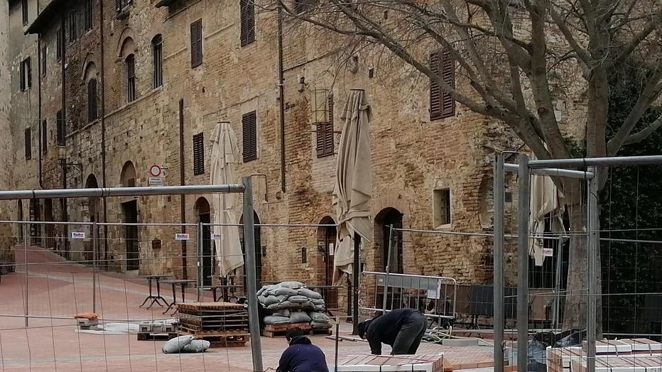Piazza dell’Erbe aveva davvero bisogno di rifarsi il vestito con il mattonato che da più parti aveva ceduto, lesionato, schiantato sia dal troppo caldo o dalle (poche) ghiacciate ma nei primi giorni di marzo il cantiere sarà smontato e la piazza restituita alla città Piazza dell’Erbe aveva davvero bisogno di rifarsi il vestito con il mattonato che da più parti aveva ceduto, lesionato, schiantato sia dal troppo caldo o dalle (poche) ghiacciate ma nei primi giorni di marzo il cantiere sarà smontato e la piazza restituita alla città