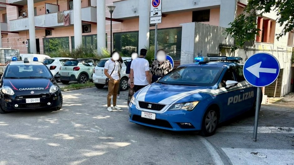 Uno dei tanti interventi delle forze dell’ordine al Palazzo rosa di Ponsacco Uno dei tanti interventi delle forze dell’ordine al Palazzo rosa di Ponsacco