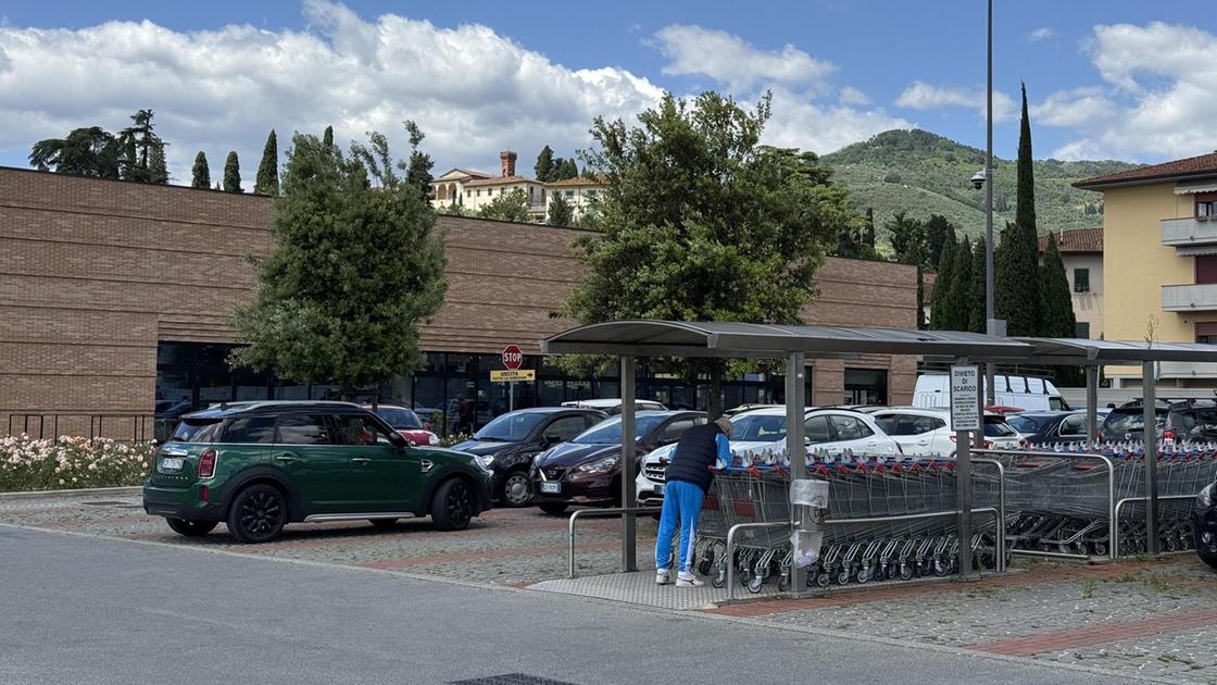 Derubano due anziani. Inseguiti e bloccati Derubano due anziani. Inseguiti e bloccati