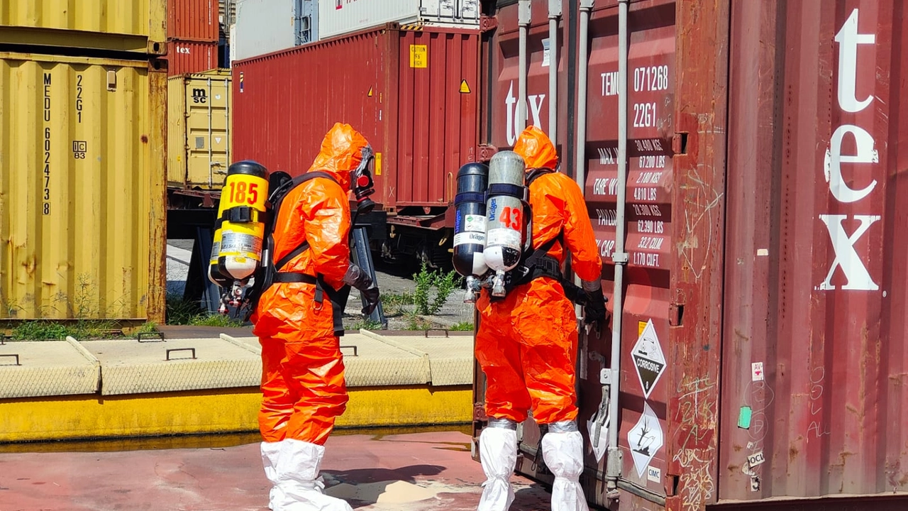 Allarme nel porto commerciale della Spezia per la fuoriuscita di un acido da un container Allarme nel porto commerciale della Spezia per la fuoriuscita di un acido da un container
