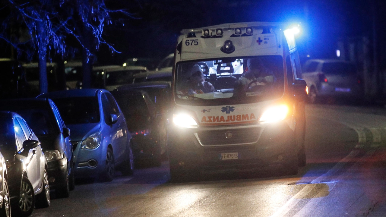 Morsa alla lingua dal fidanzato, giovane donna portata in ospedale