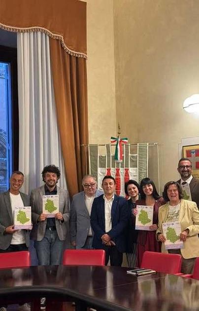 https://www.lanazione.it/image-service/view/acePublic/alias/contentid/OGZiN2M4YmYtYjI1Ni00/0/pensionati-relazioni-sindacali-stabili-e-continuative.jpeg?f=1.90:1&h=630